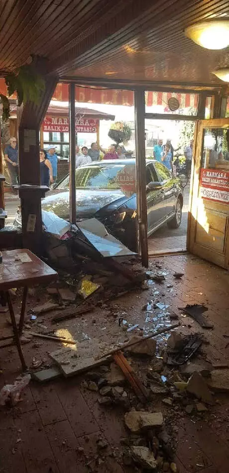 Alkollü Sürücü Balık Lokantasına Çarptı