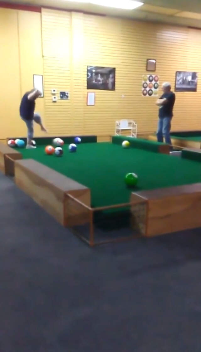 Amerika'da Ayakla Oynanan Devasa Bilardo Masası, Sosyal Medyada İlgilerin Odağı Oldu