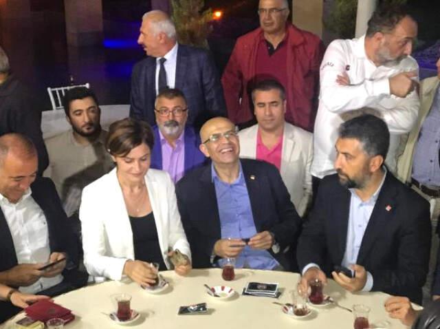 CHP'li Enis Berberoğlu Tahliye Olduktan Sonra Partililerle Çay Bahçesinde Buluştu
