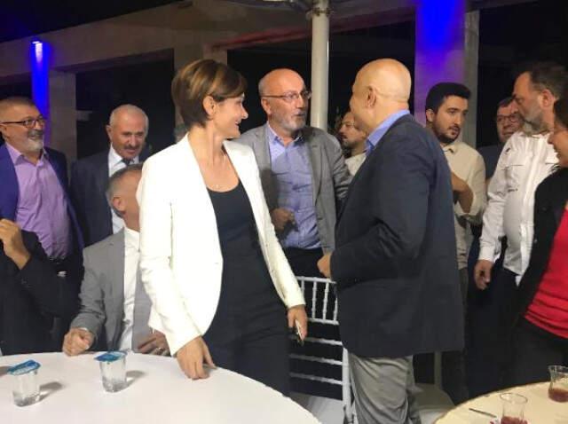 CHP'li Enis Berberoğlu Tahliye Olduktan Sonra Partililerle Çay Bahçesinde Buluştu