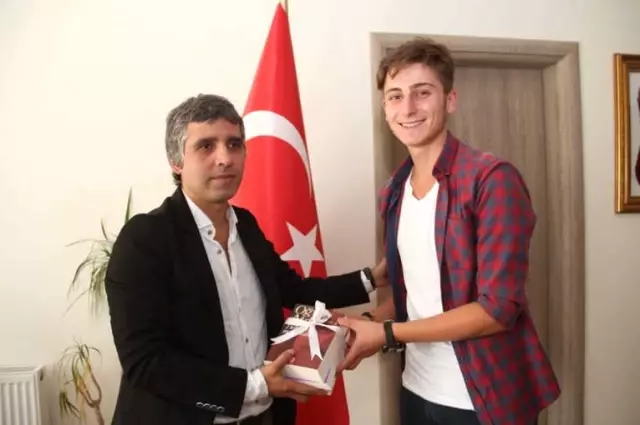 Kaymakam Turan'dan Öğrencilere Kitap Hediyesi