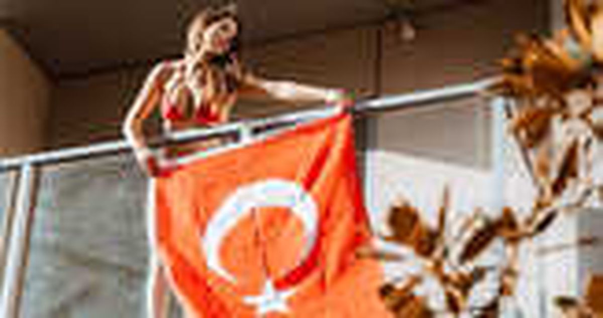 Instagram Fenomeni Amanda Cenry 'Yenge Eve Döndü' Diyerek Türkiye'ye Geldiğini Duyurdu