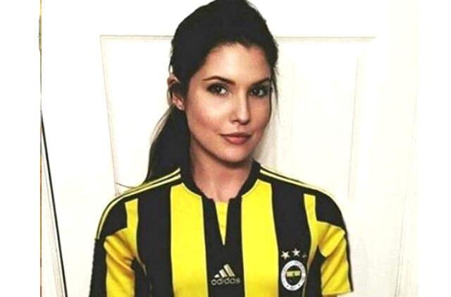 Ünlü Model, Amanda Cenry 'Yenge Eve Döndü' Diyerek Türkiye'ye Geldiğini Duyurdu