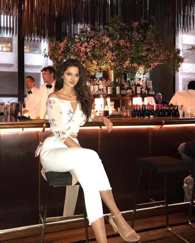 Selin Ciğerci, Burak Özçivit'e Yorum Yapan Ünlü Modele Ateş Püskürdü