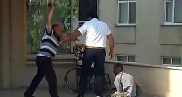 Sokak Ortasında Özürlü Oğlunu Döven Acımasız Baba, Serbest Bırakıldı