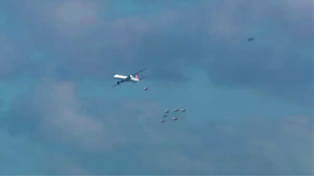 Türk Yıldızları ile THY Uçağının Tarihi Uçuşu