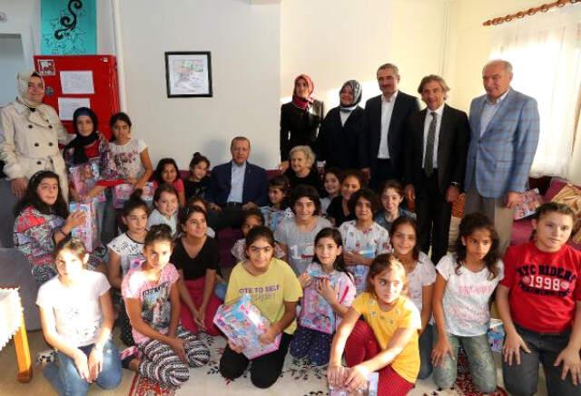 Başkan Erdoğan, TEKNOFEST'in Ardından Çocukluğunun Geçtiği Kasımpaşa'yı Ziyaret Etti