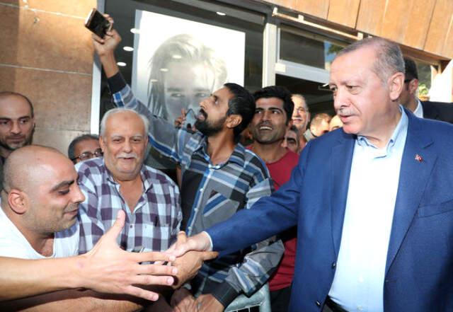 Başkan Erdoğan, TEKNOFEST'in Ardından Çocukluğunun Geçtiği Kasımpaşa'yı Ziyaret Etti