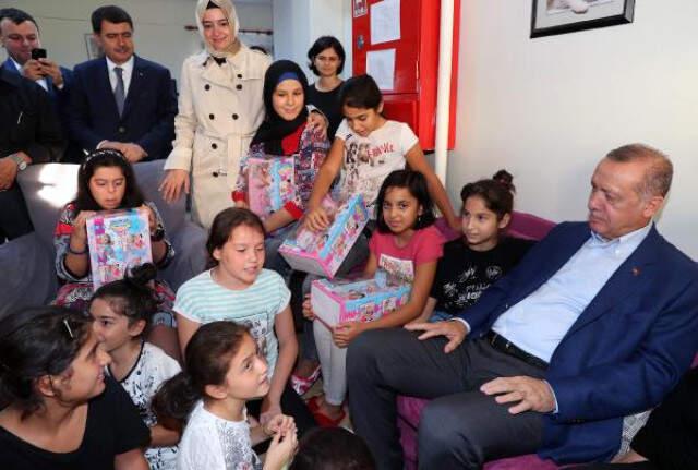 Başkan Erdoğan, TEKNOFEST'in Ardından Çocukluğunun Geçtiği Kasımpaşa'yı Ziyaret Etti