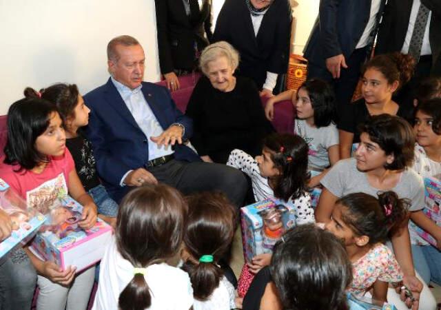 Başkan Erdoğan, TEKNOFEST'in Ardından Çocukluğunun Geçtiği Kasımpaşa'yı Ziyaret Etti