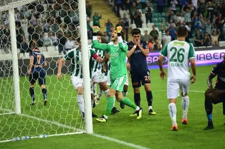 Harun Tekin'in Ayrılmasının Ardından Kaleyi Devralan Okan Kocuk, Performansıyla Güven Veriyor Harun Tekin'in Ayrılmasının Ardından Kaleyi Devralan Okan Kocuk, Performansıyla Güven Veriyor