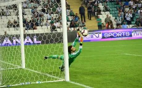 Harun Tekin'in Ayrılmasının Ardından Kaleyi Devralan Okan Kocuk, Performansıyla Güven Veriyor Harun Tekin'in Ayrılmasının Ardından Kaleyi Devralan Okan Kocuk, Performansıyla Güven Veriyor