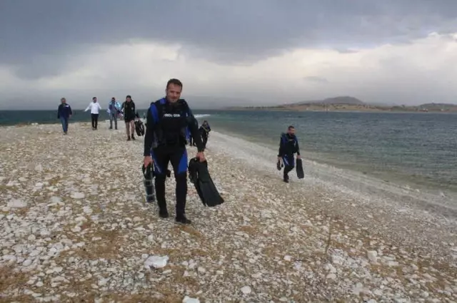 Çarpanak Adası'na Antik Yoldan Su Altı Yürüyüşü Çarpanak Adası'na Antik Yoldan Su Altı Yürüyüşü