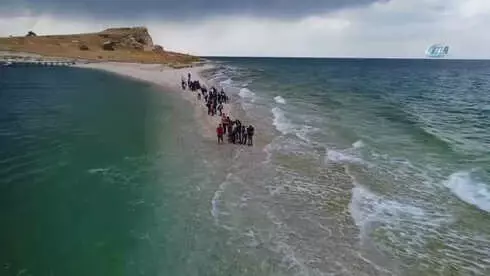Çarpanak Adası'na Antik Yoldan Su Altı Yürüyüşü Çarpanak Adası'na Antik Yoldan Su Altı Yürüyüşü