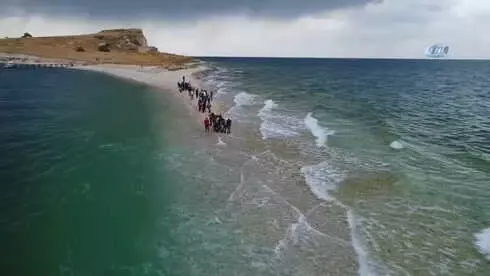 Çarpanak Adası'na Antik Yoldan Su Altı Yürüyüşü Çarpanak Adası'na Antik Yoldan Su Altı Yürüyüşü