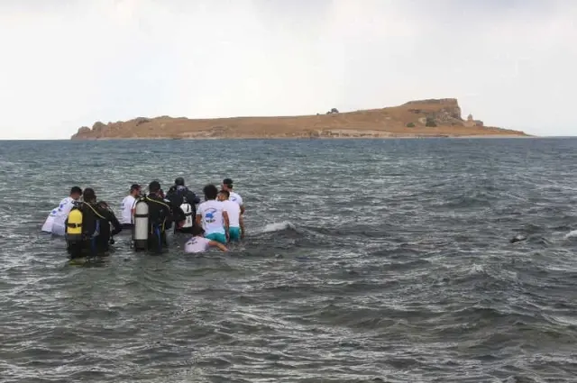 Çarpanak Adası'na Antik Yoldan Su Altı Yürüyüşü Çarpanak Adası'na Antik Yoldan Su Altı Yürüyüşü