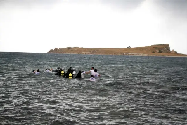 Çarpanak Adası'na Antik Yoldan Yüzerek Ulaştılar Çarpanak Adası'na Antik Yoldan Yüzerek Ulaştılar