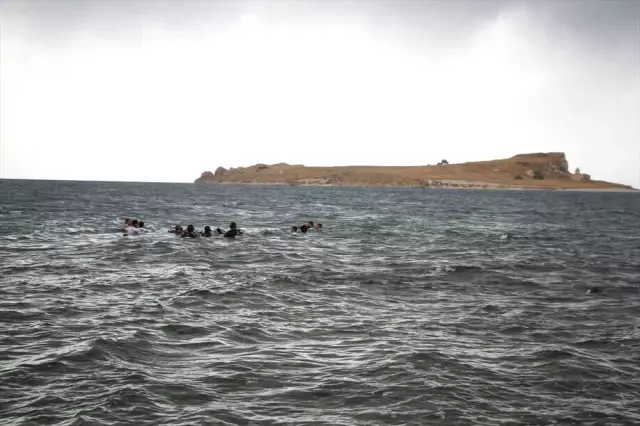 Çarpanak Adası'na Antik Yoldan Yüzerek Ulaştılar Çarpanak Adası'na Antik Yoldan Yüzerek Ulaştılar