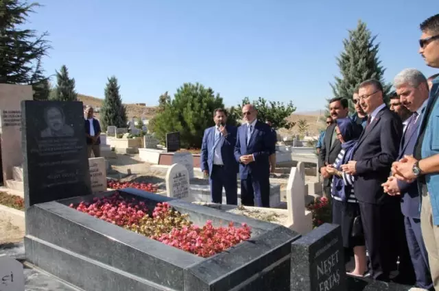 Cumhurbaşkanı Yardımcısı Oktay ve AK Parti Teşkilatı, Neşet Ertaş'ın Mezarını Ziyaret Etti