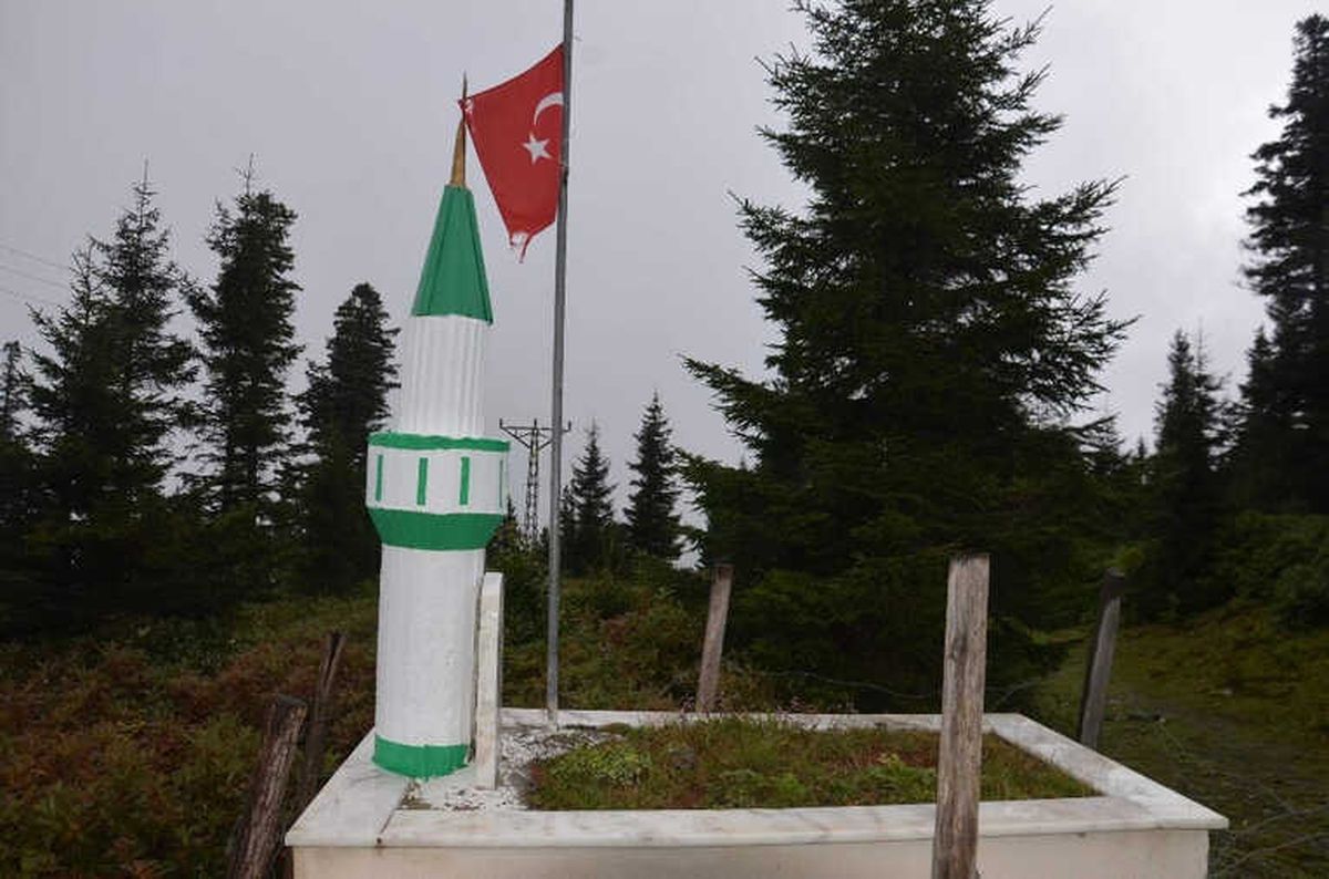 Ezan Dinmez Diyen Bayrak Inmez Diyen Birileri Var