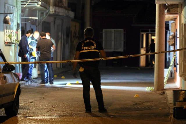 İzmir'de Kavgaya Müdahale Eden Polis Bıçaklandı