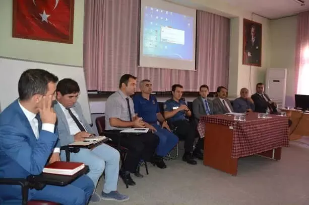 Kaymakam İrdelp'ten Muhtarlar Toplantısı Kaymakam İrdelp'ten Muhtarlar Toplantısı