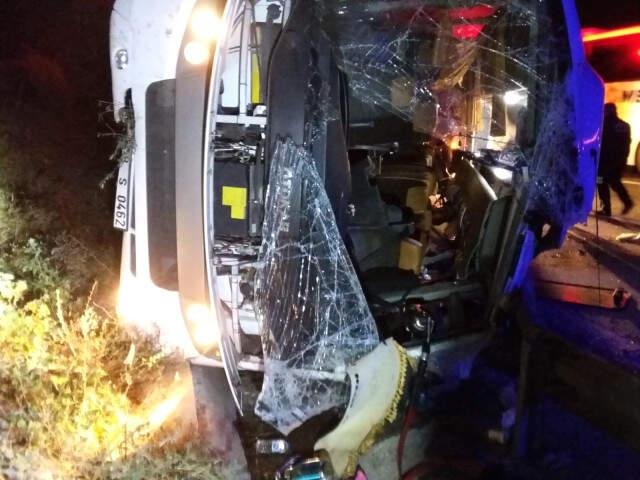 Kocaeli'de Teknofest'e Giden Öğrencileri Taşıyan Minibüs Devrildi: 2 Ölü, 17 Yaralı
