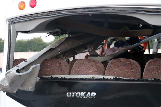 Kocaeli'de Teknofest'e Giden Öğrencileri Taşıyan Minibüs Devrildi: 2 Ölü, 17 Yaralı