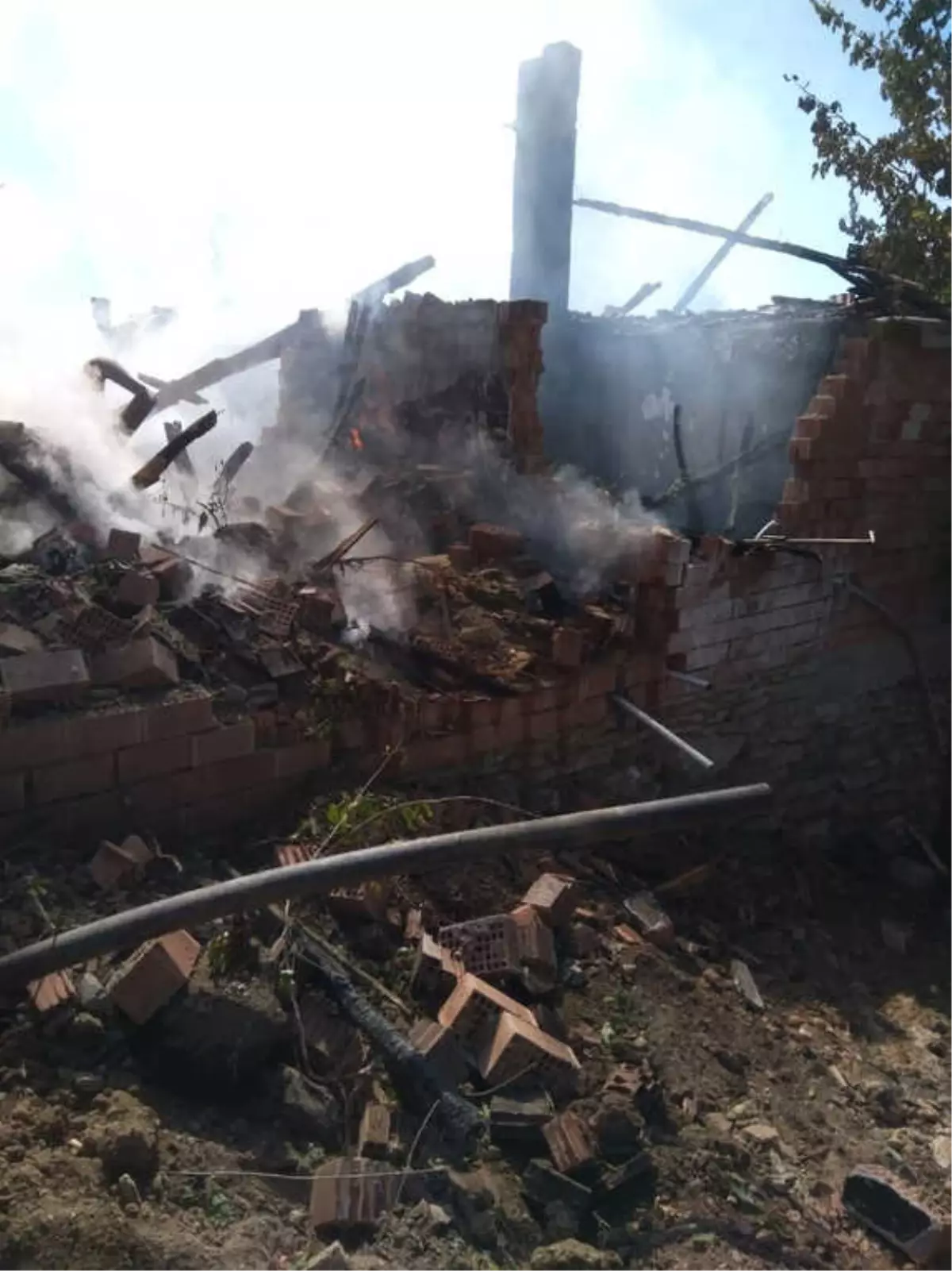 Köy Muhtarının Evi Yandı