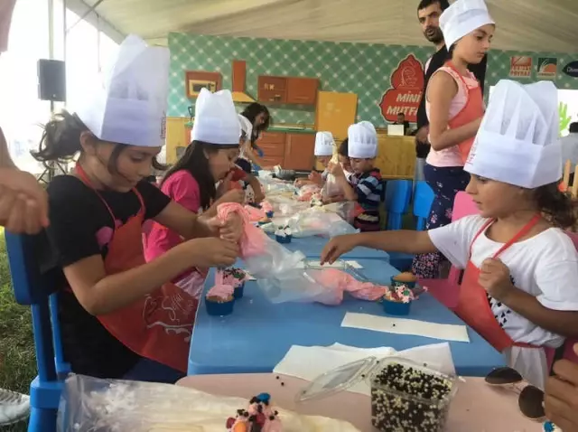 Minikler Lezzet Yarışı Yaptı, Aileleri Heyecanla İzledi Minikler Lezzet Yarışı Yaptı, Aileleri Heyecanla İzledi