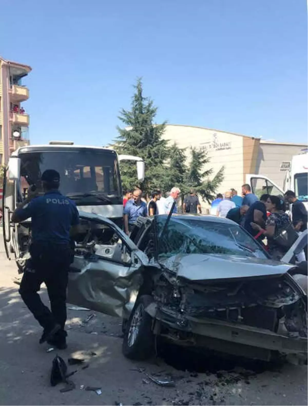 Otomobil ile Servis Midibüsü Çarpıştı: 9 Yaralı