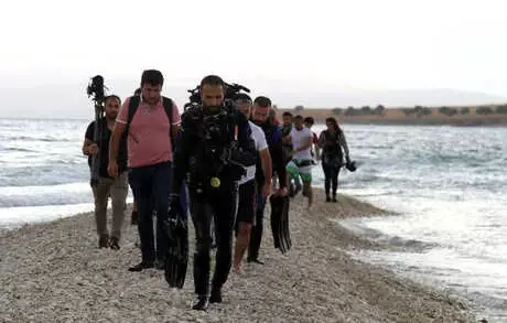 Van Gölü'nde, Antik Yoldan Çarpanak Adası'na Yürüdüler Van Gölü'nde, Antik Yoldan Çarpanak Adası'na Yürüdüler