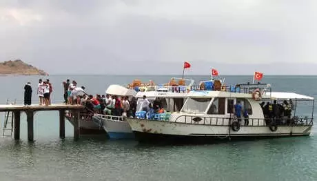 Van Gölü'nde, Antik Yoldan Çarpanak Adası'na Yürüdüler Van Gölü'nde, Antik Yoldan Çarpanak Adası'na Yürüdüler