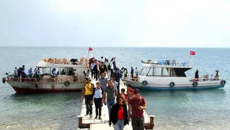 Van Gölü'nde, Antik Yoldan Çarpanak Adası'na Yürüdüler Van Gölü'nde, Antik Yoldan Çarpanak Adası'na Yürüdüler