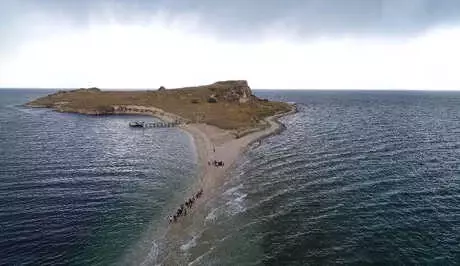 Van Gölü'nde, Antik Yoldan Çarpanak Adası'na Yürüdüler Van Gölü'nde, Antik Yoldan Çarpanak Adası'na Yürüdüler