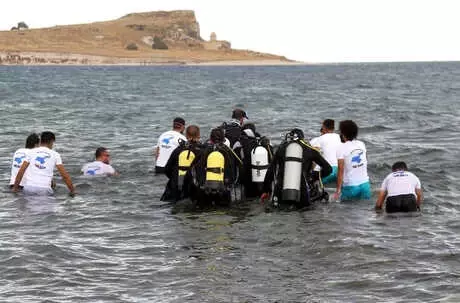 Van Gölü'nde, Antik Yoldan Çarpanak Adası'na Yürüdüler Van Gölü'nde, Antik Yoldan Çarpanak Adası'na Yürüdüler