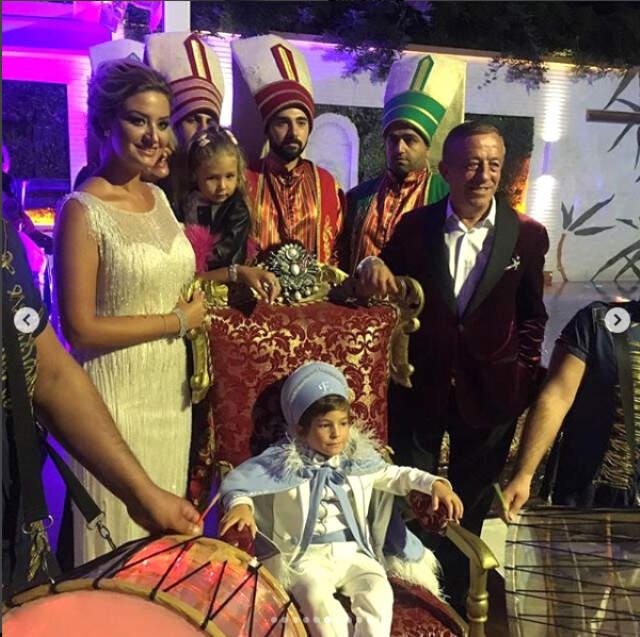 Ali Ağaoğlu, Ali Ege'nin Sünnet Düğününde Oğlunun Annesi Petek Ertüre ile Mutluluk Pozu Verdi