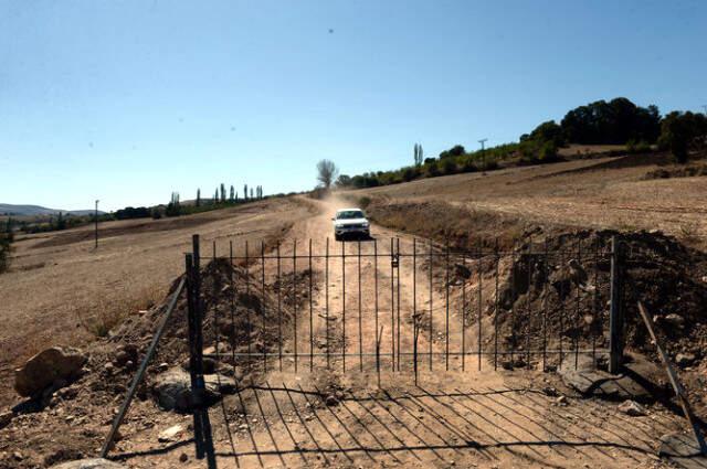 Arazisinden Geçen Yolu Kapatan Vatandaş, Anahtarı Sadece İki Kişiye Verdi