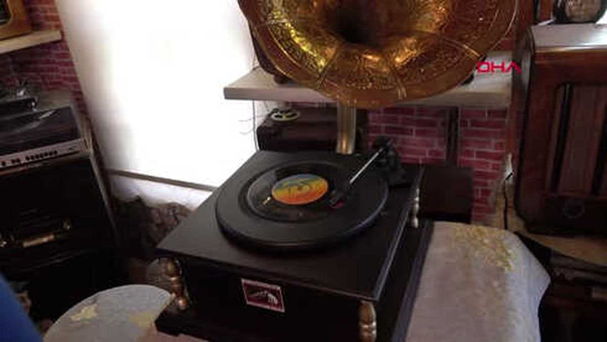 Bursa 'Nostalji Doktoru' Gramofon ve Eski Radyoları Tamir Ediyor Hd