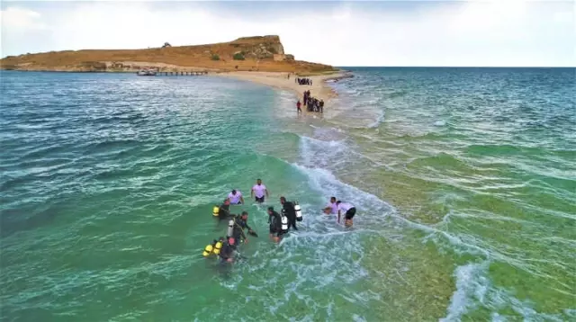 Çarpanak Adası'na Antik Yoldan Su Altı Yürüyüşü Çarpanak Adası'na Antik Yoldan Su Altı Yürüyüşü