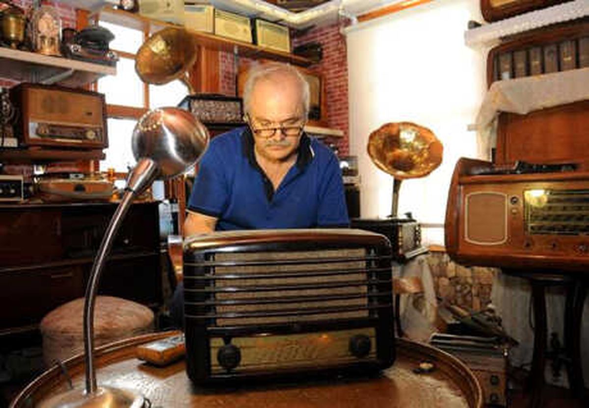 Nostalji Doktoru' Gramofon ve Eski Radyoları Tamir Ediyor