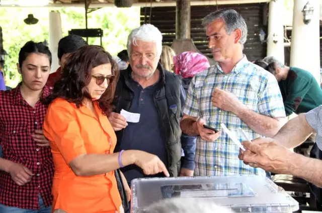 Ünlü Oyuncu Salih Kalyon'un Eşi İnci Kalyon, Hayatını Kaybetti Ünlü Oyuncu Salih Kalyon'un Eşi İnci Kalyon, Hayatını Kaybetti