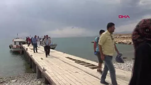 Van Gölü'nde, Antik Yoldan Çarpanak Adası'na Yürüdüler Van Gölü'nde, Antik Yoldan Çarpanak Adası'na Yürüdüler