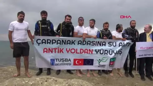 Van Gölü'nde, Antik Yoldan Çarpanak Adası'na Yürüdüler Van Gölü'nde, Antik Yoldan Çarpanak Adası'na Yürüdüler