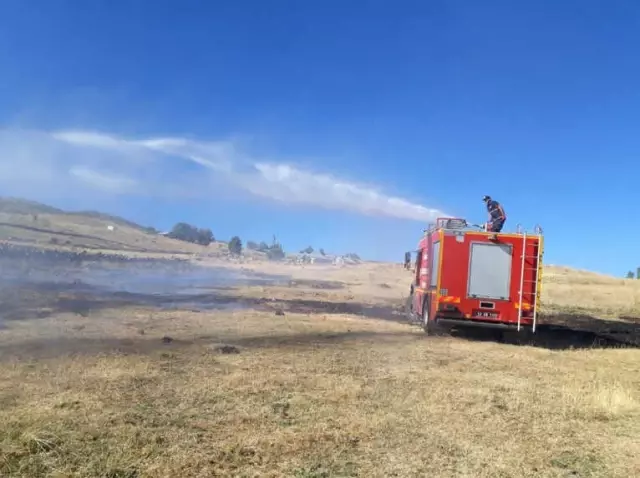 Bingöl'de Toprak Altından Çıkan Duman Tedirgin Etti Bingöl'de Toprak Altından Çıkan Duman Tedirgin Etti
