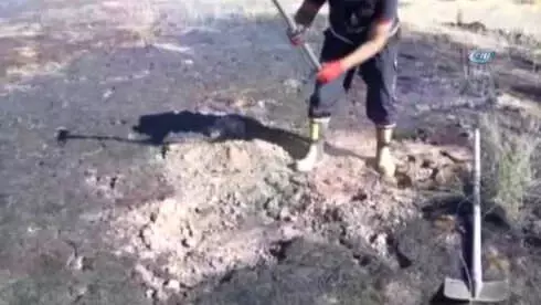 Bingöl'de Toprak Altından Çıkan Duman Tedirgin Etti Bingöl'de Toprak Altından Çıkan Duman Tedirgin Etti