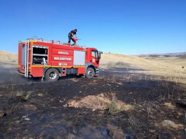 Bingöl'de Toprak Altından Çıkan Duman Tedirgin Etti Bingöl'de Toprak Altından Çıkan Duman Tedirgin Etti