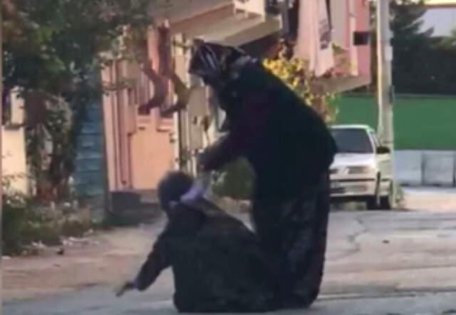 Cani Gelin, Sokak Ortasında Kaynanasını Tekme Tokat Dövdü