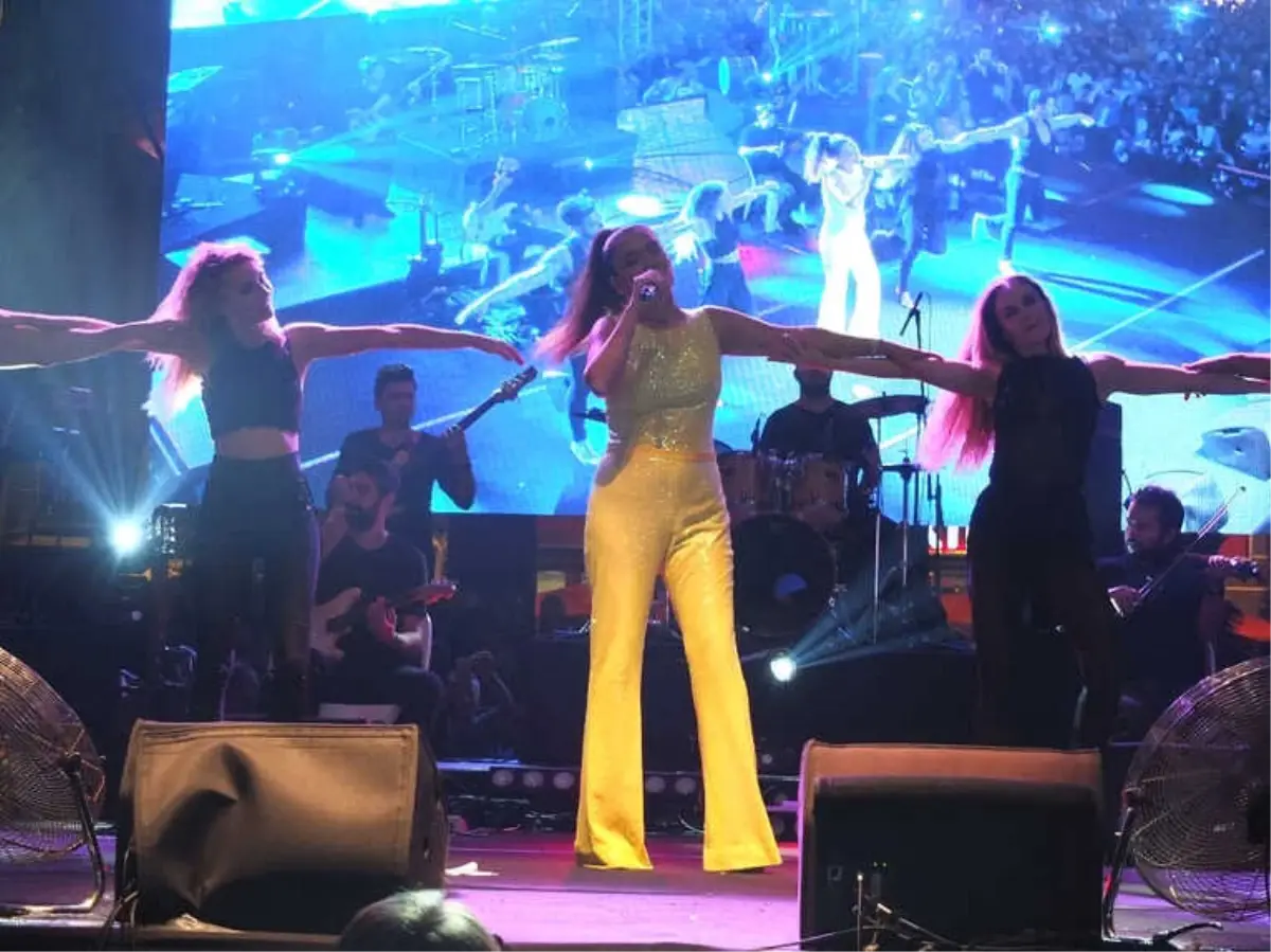 Demet Akalın'a 60 Bin Kişilik Bandırma Morali