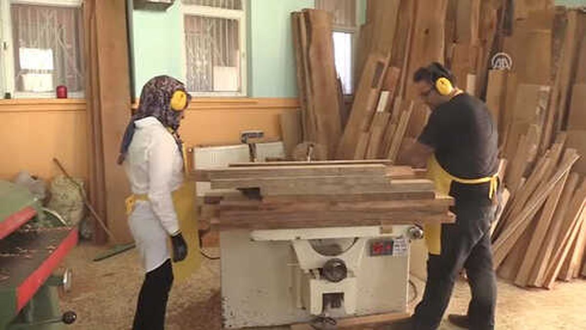 Marangoz Çift, Kadınlara Ahşap İşlemenin İnceliklerini Anlatıyor